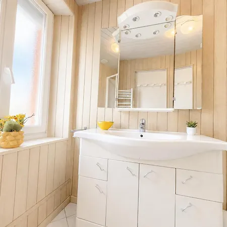 Instant Normand - Maison De Renovee Avec Gout En 2026, Confortable Et Bien Equipee, 2 Chambres, 1 Wc, Belle Cuisine, Sdb, Garage, Parking Privatif A 5 Mn A Pied Du Centre Bourg Molay Littry Proche Des Plages Du Debarquement Et De Bayeux Dom wakacyjny *