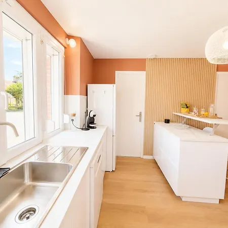 Dom wakacyjny Instant Normand - Maison De Renovee Avec Gout En 2026, Confortable Et Bien Equipee, 2 Chambres, 1 Wc, Belle Cuisine, Sdb, Garage, Parking Privatif A 5 Mn A Pied Du Centre Bourg Molay Littry Proche Des Plages Du Debarquement Et De Bayeux Le Molay-Littry